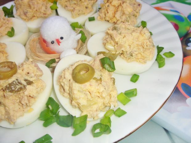 Jajka faszerowane tuńczykiem i oliwkami