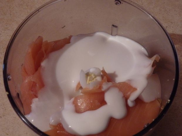 Jajka faszerowane wędzonym łososiem 