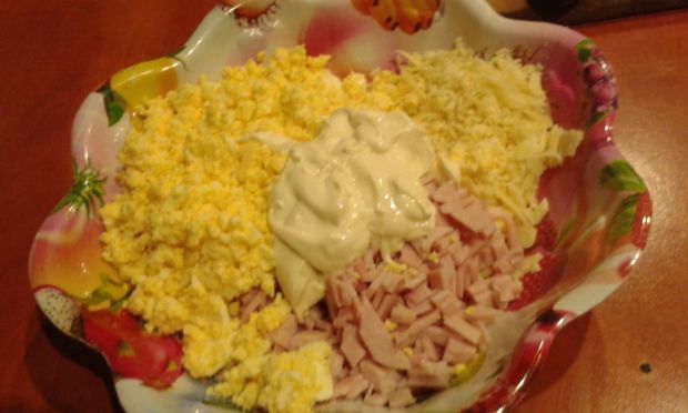 Jajka nadziewane pastą z jajek , sera i szynki