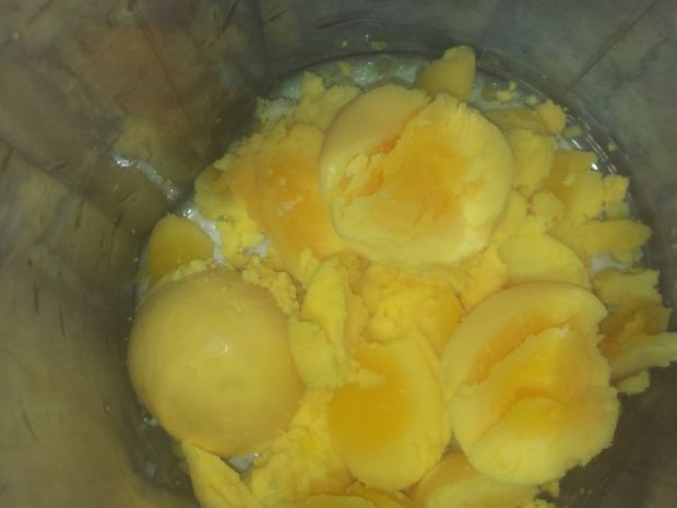 Jajka nadziewane twarożkiem ziarnistym i rzeżuchą.
