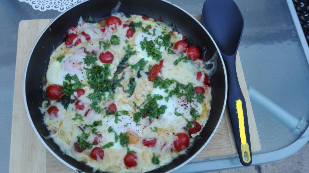 Jajka po śródziemnomorsku na szpinaku i pomidorach
