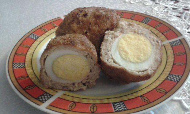 Jajka po szkocku z mięsem z łopatki