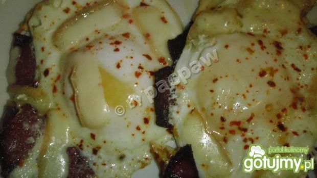 Jajka posadzone na salami z gorgonzolą