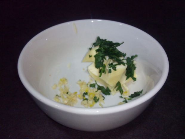 Jajka sadzone na tostach z masłem czosnkowym 