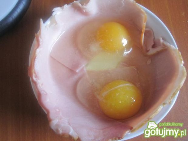 Jajka sadzone w szynce