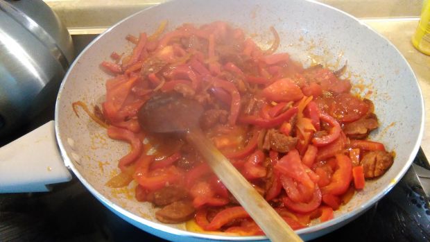 Jajka sadzone z chorizo, pomidorami i papryką