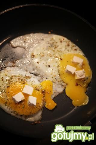 Jajka sadzone z serem feta