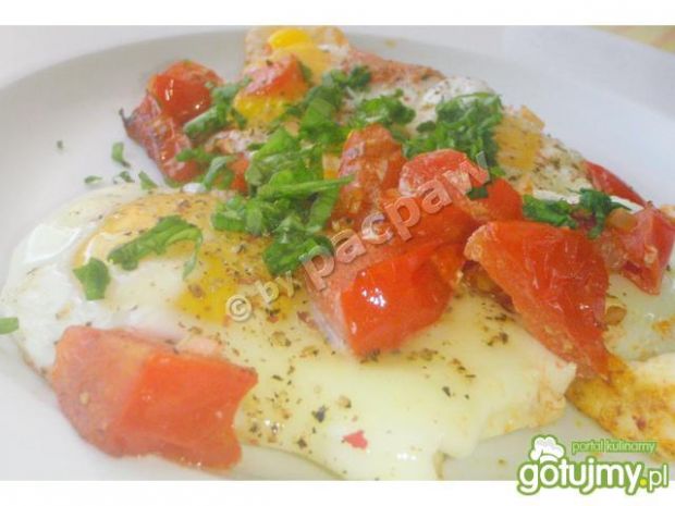 Jajka śniadaniowe z pomidorami
