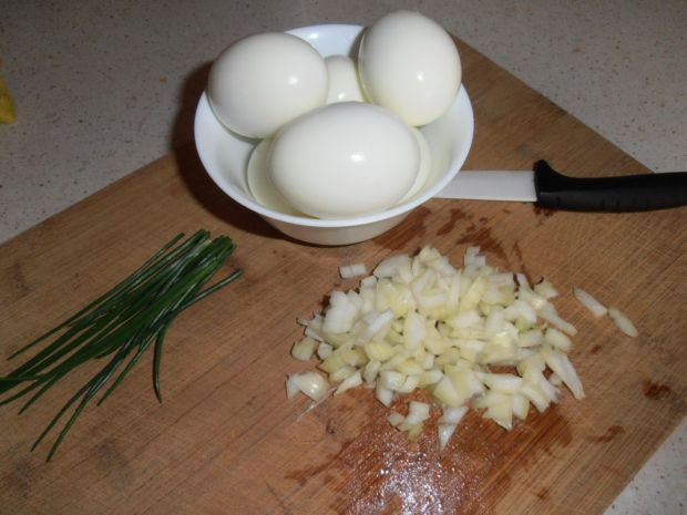 Jajka w kaparowo-chrzanowym sosie