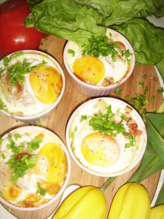 Jajka w kokilkach z parówkami, pomidorami i cebulą