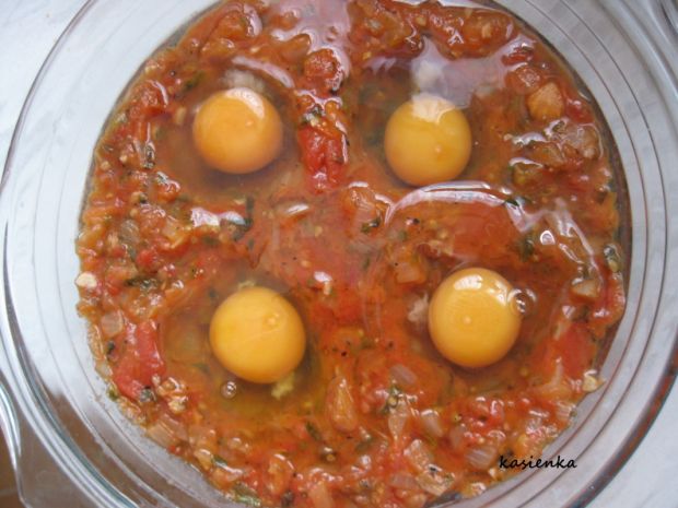 Jajka w pomidorach na szpinaku