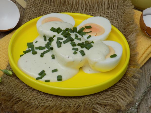 Jajka w sosie jogurtowo-musztardowym z oliwą