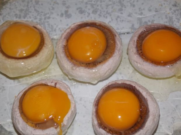 Jajka zapiekane w pieczarkach