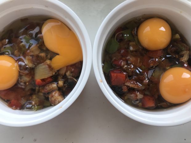 Jajka zapiekane z sosem pomidorowym i szparagami 