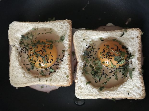 Jajko sadzone w toście z szynką i serem