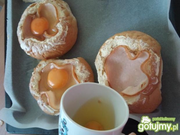 Jajko w bułce na śniadanko