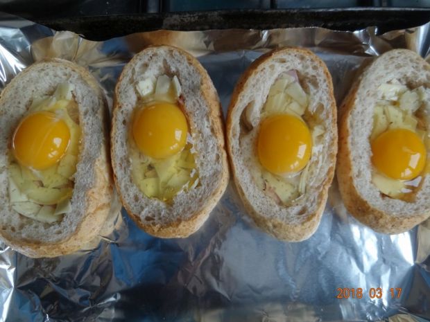Jajko zapiekane w bułce 