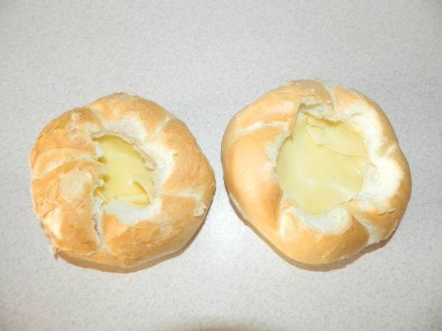 Jajko zapiekane w bułce z szynką i żółtym serem