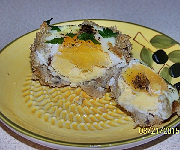 Jajko zapiekane w chlebie w kokilce
