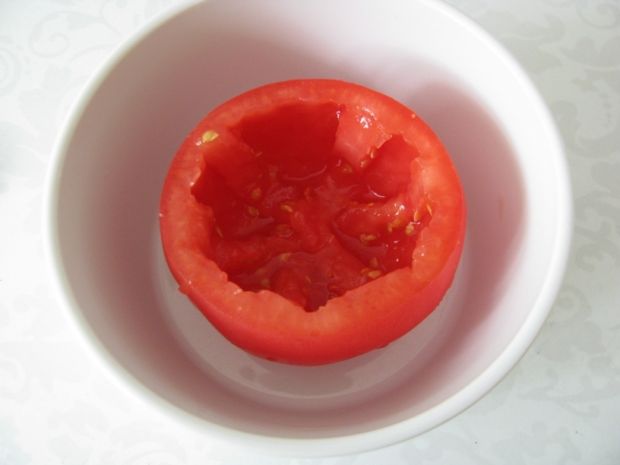 Jajko zapiekane w pomidorze z grzankami