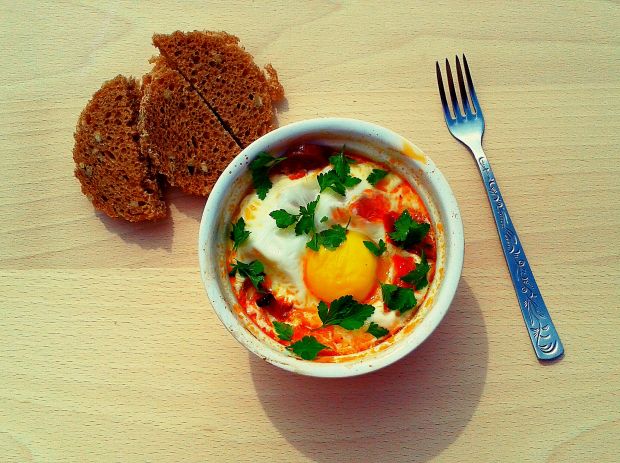 Jajko zapiekane z pomidorami i chorizo