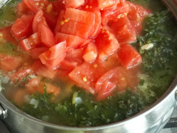 Jarmużowa zupa z pomidorami i cieciorką