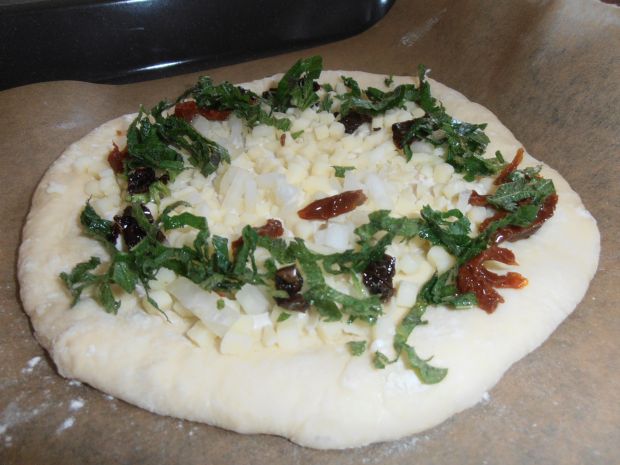 Jarska pizza z mozzarellą i pokrzywami