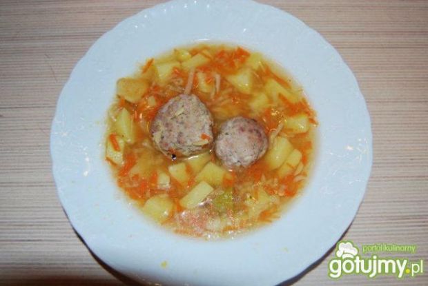 Jarzynowa zupa  z mięsnymi pulpetami