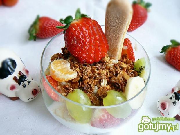 Jogurt z prażonymi płatkami i owocami
