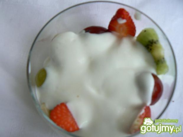 Jogurt z prażonymi płatkami i owocami