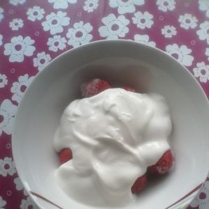 Jogurt z truskawkami i chia