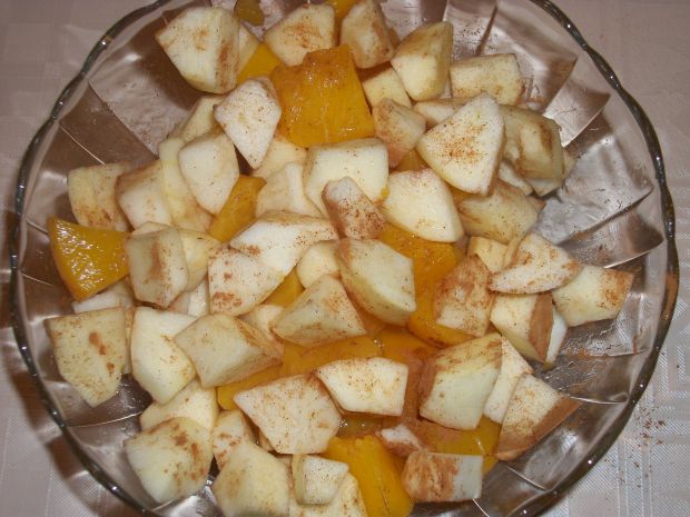 Jogurtowe ciasto z jabłkami i brzoskwiniami