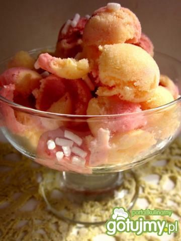 Jogurtowe lody z melonem i truskawkami