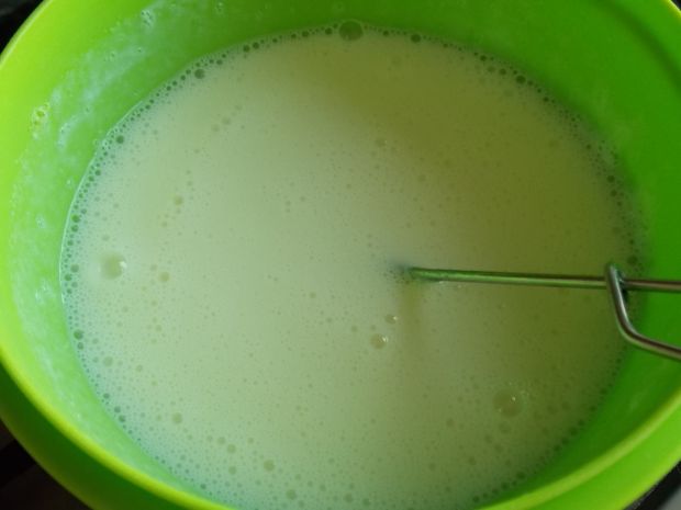 Jogurtowiec z galaretkami na herbatnikach 