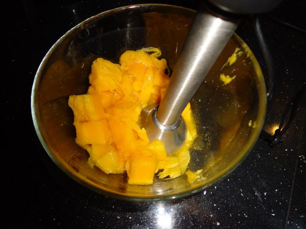 Jogurtowy deser z mango i kruchym ciasteczkiem