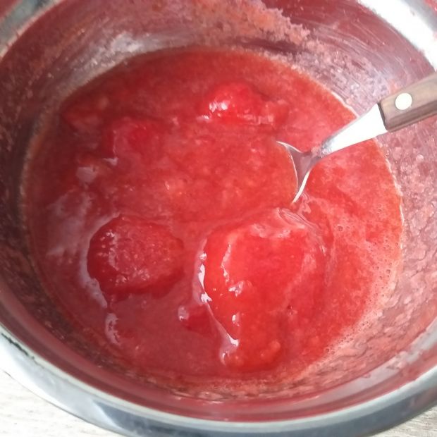 Jogurtowy deserek z sosem truskawkowym