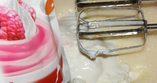 Jogurtowy sernik z lukrem buraczkowym