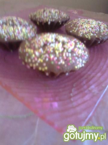 Kakaowe babeczki z kolorową posypką 