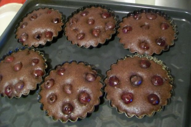 Kakaowe clafoutis z czereśniami w wersji mini