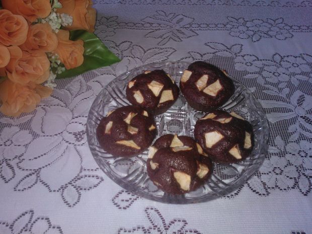 Kakaowe muffinki z jabłkami