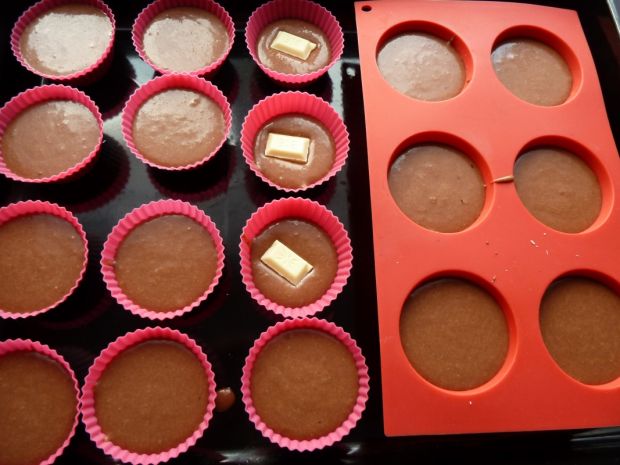 Kakaowe muffinki z niespodzianką