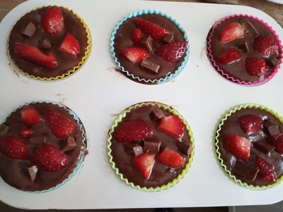 Kakaowe muffinki z truskawkami i czekoladą