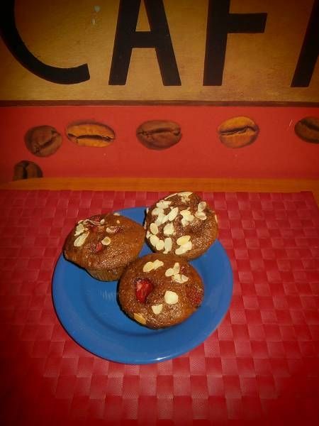 Kakaowe muffinki z truskawkami i migdałami