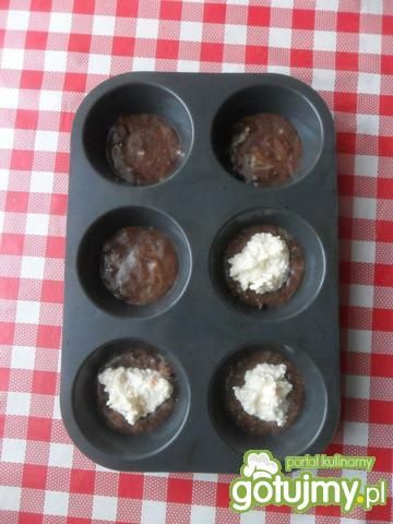 Kakaowe muffiny nadziewane serem