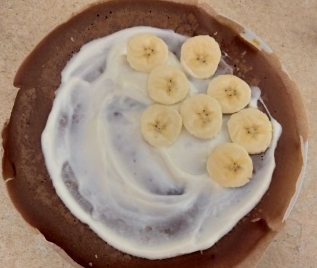 Kakaowe naleśniki z bananem i bitą śmietaną