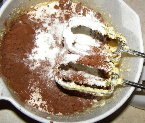 Kakaowo-kawowe ciasto z brzoskwiniami