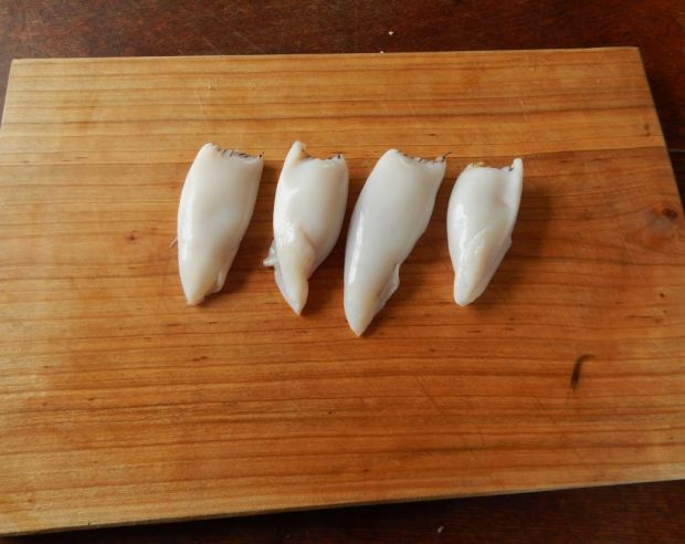Kalmary faszerowane łososiem w sosie ziołowym