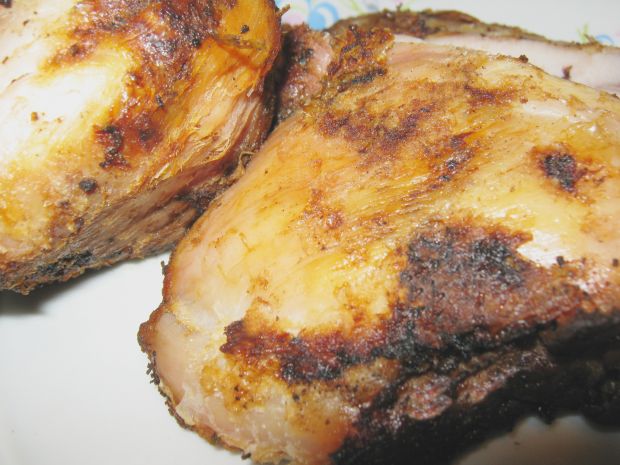 Kanapka z grillowanym udkiem kurczaka i sosem