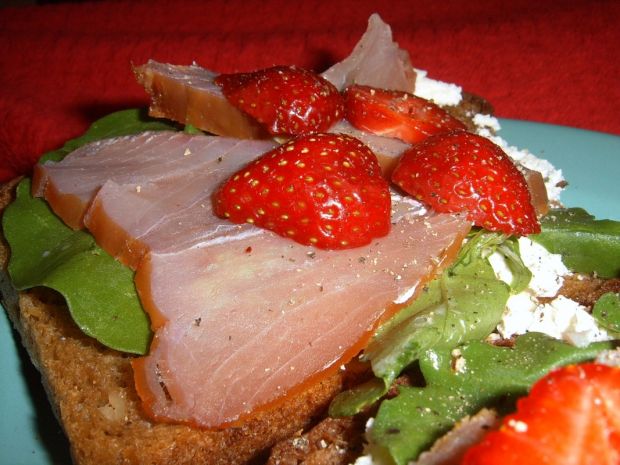 Kanapki z polędwicą z tuńczyka i truskawkami
