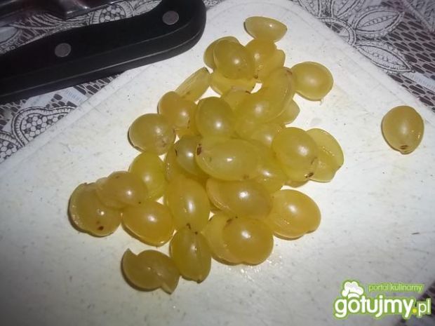 Kapuściana surówka z winogronami